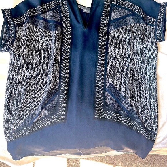 Vince Navy/White Silk Top. XS - Picture 5 of 8